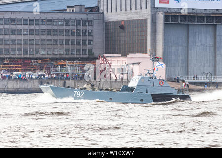 St. Petersburg, Russland - 28. Juli 2017: Kriegsschiff 792 geht auf den Fluss Neva. Parade der Russischen Seestreitkräfte. Serna klasse Landing Craft, oder das Projekt 11. Stockfoto