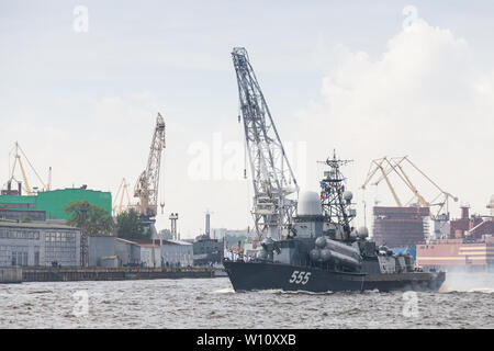 St. Petersburg, Russland - 28. Juli 2017: Parade der Russischen Seestreitkräfte. Kriegsschiff geht auf den Fluss Neva. 555 Geyzer Nanuchka Klasse Rakete Corvette Stockfoto