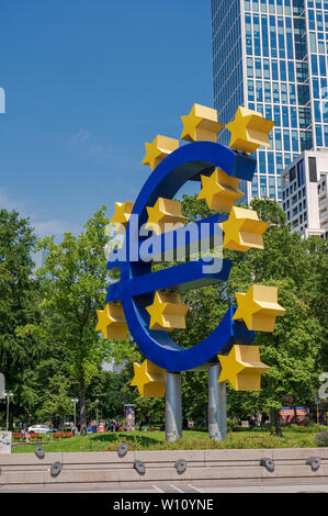 Große Euro Symbol Skulptur außerhalb der Europäischen Zentralbank in Frankfurt am Main, Deutschland Stockfoto