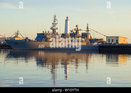 SAINT-Petersburg, Russland - 03. Juni 2019: Die moderne russische Minensucher 'Ivan Antonov" (Projekt 12700) in den Middle Harbour an einem Juni Sommer Abend. Stockfoto