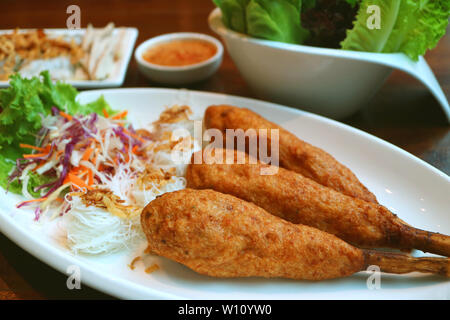 Platte von Frittierten vietnamesischen Hackfleisch/Garnelen um Zuckerrohr mit Reis, Nudeln oder Chao Tom gewickelt Stockfoto