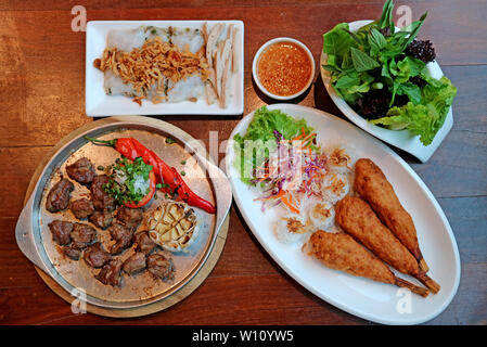Blick von oben auf die beliebten vietnamesische Gerichte auf dem hölzernen Tisch Stockfoto