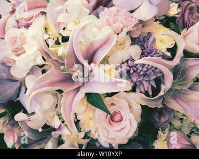 Die dekorativen Blumenstrauß aus Lilien und andere schöne Blumen, die Vintage Farbton angepasst. Stockfoto