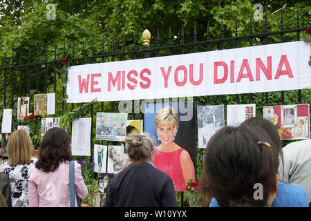 London, UK, 31. August 2007 - Personen, die vor dem Kensington Palace gesammelt zu Ehren und zu Ehren der Prinzessin Diana pay Stockfoto