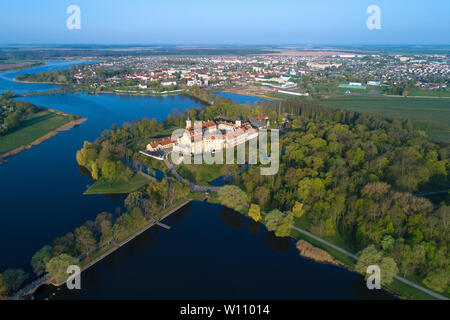 Nesvizh Schloss vor dem Hintergrund des Stadtbildes auf einem kann morgen (Luftaufnahmen). Weißrussland Stockfoto