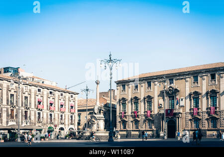 Catania, Sizilien, Italien - 14 August, 2018: die Menschen in der Nähe von berühmten Wahrzeichen, dem Monument der Elefanten Brunnen (Fontana dell'Elefante) auf dem Hauptplatz Piazza Stockfoto