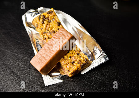 Gesunde Ernährung, alternative Essen, Protein Riegel in einer Verpackung auf den Tisch. Stockfoto