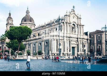 Catania, Sizilien, Italien - 15 August, 2018: Die Menschen laufen auf dem historischen Platz der Stadt, der Piazza del Duomo, in der Nähe von Dom zu Sankt Agatha gewidmet Stockfoto