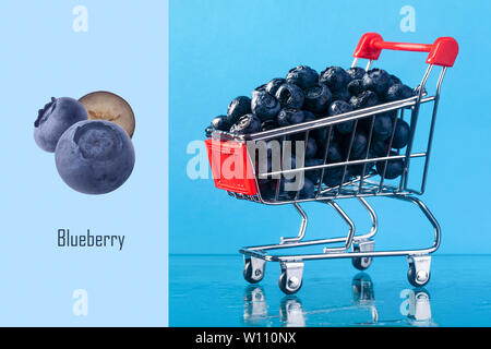 Kreative Gestaltung mit frischen Bio Blaubeeren in mini Warenkorb, blueberry Gesunde vegetarische Kost Stockfoto