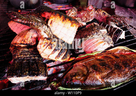 Südamerika, gebratenes Fleisch aus dem Krokodil auf dem Markt in der Großstadt in Amazonien Iquitos, Peru Stockfoto