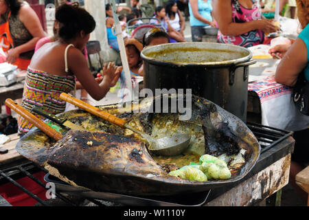 Turtle Suppe serviert von der großen Shell der Schildkröte auf dem Markt in der Großstadt in Amazonien Iquitos, Peru, Südamerika Stockfoto