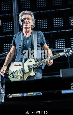 Mailand Italien. 28. Juni 2019. Der italienische Sänger/songwriter Luciano Ligabue führt live auf der Bühne im Stadio San Siro während der 'Tour 2019' Stockfoto