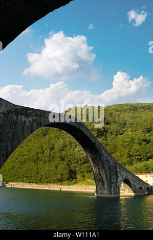 Ponte della Maddalena (Maddalena Brücke oder Teufelsbrücke) XI Jahrhundert. Borgo a Mozzano, Lucca, Toskana, Italien Stockfoto