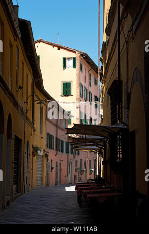 Malerische Gasse mit Gebäuden in der Altstadt von Lucca, Toscana (Toskana), Italien, Europa Stockfoto