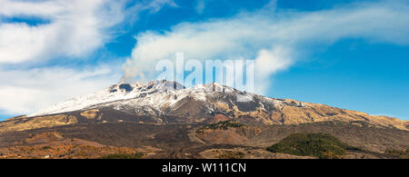 Den Vulkan Ätna mit Rauch im Winter. Catania, Sizilien, Insel, Italien, Europa Stockfoto