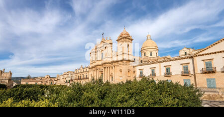 Die Innenstadt von Noto, mit der Basilika und Dom St. Nikolaus von Myra (San Nicolo) im sizilianischen Barock Stil. Syrakus, Sizilien Insel, Italien Stockfoto