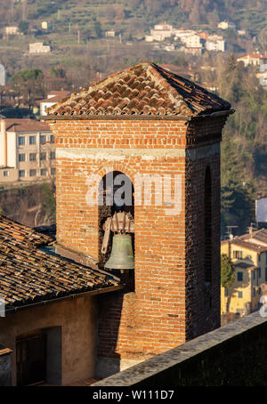 Alten Glockenturm aus Backsteinen in der kleinen Stadt Barga, Provinz Lucca, Toskana, Italien, Europa Stockfoto