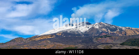 Den Vulkan Ätna mit Rauch im Winter. Catania, Sizilien, Insel, Italien, Europa Stockfoto