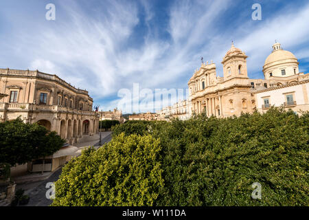 Die Innenstadt von Noto, mit der Basilika und Dom St. Nikolaus von Myra (San Nicolo) im sizilianischen Barock Stil. Syrakus, Sizilien Insel, Italien Stockfoto