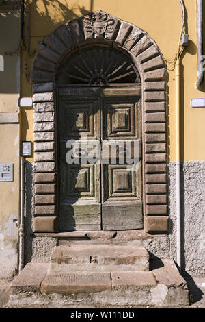 Alte Holztür in der alten und kleinen Stadt Lucca, Toscana (Toskana), Italien, Europa Stockfoto
