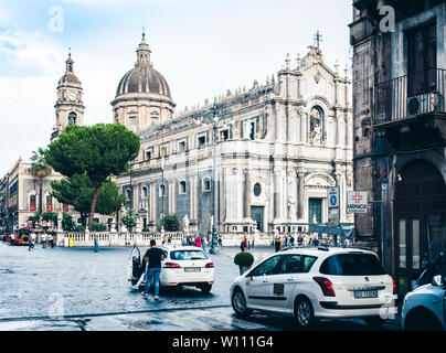 Catania, Sizilien, Italien - 15. August 2018: Taxi auf dem historischen Platz der Stadt, der Piazza del Duomo, in der Nähe der Kathedrale, Santa Agatha Stockfoto