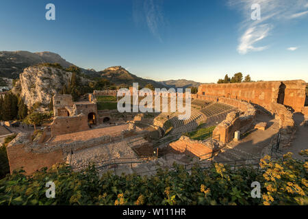 Antike griechische römische Theater bei Sonnenuntergang in Taormina, Messina, Sizilien, Italien (II.) Stockfoto