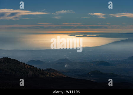 Stadt Catania und Mittelmeer - Übersicht von Vulkan Ätna. Island, Italien Sizilien (Sicilia, Italia) Europa Stockfoto