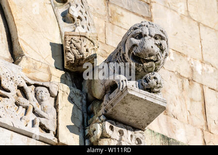 Detail der Barga Kathedrale von Saint Christopher (Collegiata di San Cristoforo) im romanischen Stil, X Jahrhundert, Provinz Lucca, Toskana, Italien Stockfoto