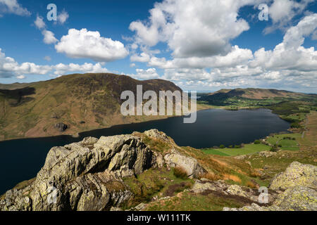 Mit Blick auf Crummock Water von Rannerdale Knotts, Lake District, Cumbria, England, Großbritannien Stockfoto