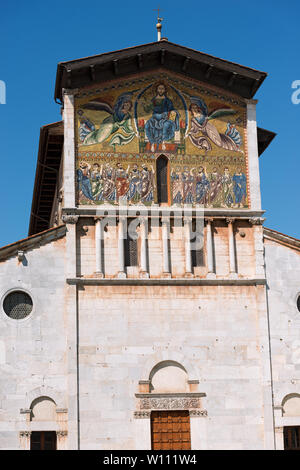 Detail von der Basilika San Frediano (im romanischen Stil-XII. Jahrhundert) in der Altstadt von Lucca, Toscana (Toskana), Italien, Europa Stockfoto