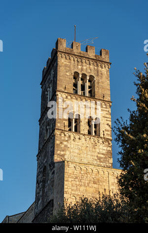 Glockenturm von Barga Kathedrale, Saint Christopher (Collegiata di San Cristoforo) im romanischen Stil, X Jahrhundert, Provinz Lucca, Toskana, Italien, Europa Stockfoto