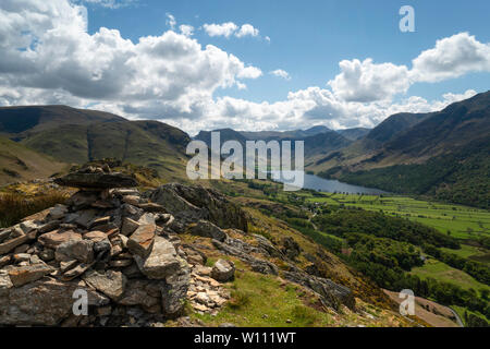 Cairn auf Rannerdale Knotts, mit Blick auf Buttermere und umliegenden Hügel, Lake District, Cumbria, England, Großbritannien Stockfoto