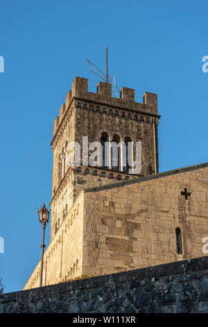 Glockenturm von Barga Kathedrale, Saint Christopher (Collegiata di San Cristoforo) im romanischen Stil, X Jahrhundert, Provinz Lucca, Toskana, Italien, Europa Stockfoto