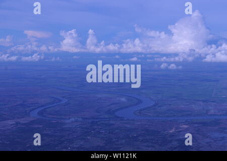 Luftaufnahme des Tonle Sap Fluss fließt durch die kambodschanischen Ebenen während der Monsunzeit, Kambodscha. Credit: Kraig Lieb Stockfoto