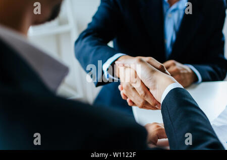 Partnerschaft: Zwei Geschäftsleute zitternden Hand nach Business Job Interview im Tagungsraum im Büro, Gratulation, Investor, Erfolg, Interview Stockfoto