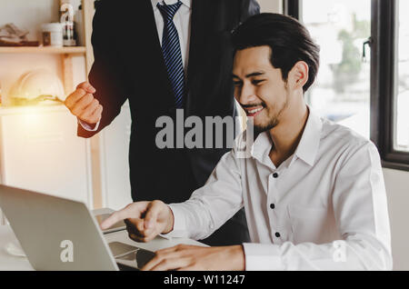 Business mann Gefühl mit erhobenen Händen ausdrücken positive erfolgreich junge Mitarbeiter im Tagungsraum im Home Office Unternehmen begeistert Stockfoto