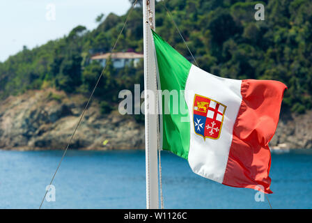 Italienische Flagge mit Wappen der vier Seerepubliken, Venedig, Genua, Pisa und Amalfi hängen auf einem Schiff mast. Blaue Meer im Hintergrund Stockfoto