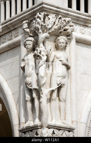 Detail der Dogenpalast mit Statuen von Adam und Eva, Markusplatz, Venedig (UNESCO-Weltkulturerbe), Venetien, Italien Stockfoto