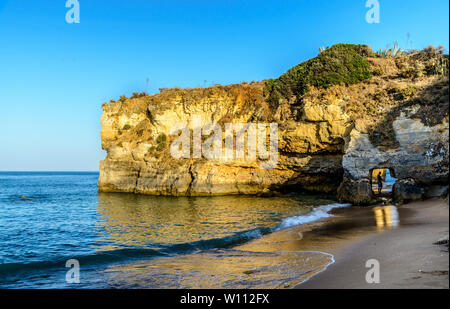 Praia dos Estudantes Strand in Lagos mit einem Felsen, Algarve, Portugal Stockfoto