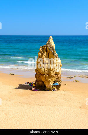 Praia do Amado, Dos Tres Castelos rock beach in Portimao, Algarve, Portugal Stockfoto