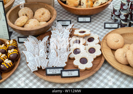 Dekorative Kekse auf Bettys teestuben Kuchen im RHS Harlow Carr flower show abgewürgt. Harrogate, England Stockfoto