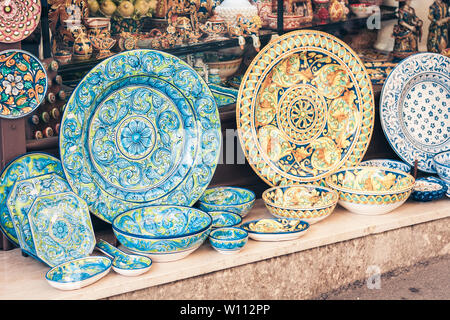 Dekorative Platten im Souvenirshop in Taormina, Sizilien, Italien. Stockfoto