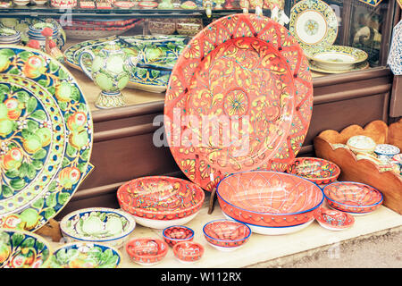 Dekorative Platten im Souvenirshop in Taormina, Sizilien, Italien. Stockfoto