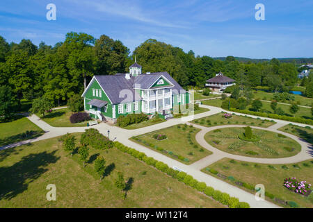 PUSHKINSKIE BLUTIG, Russland - 11. JUNI 2018: Blick auf das Herrenhaus von Angehörigen des russischen Dichters Puschkin A.S. in der Immobilien der Petrovskoe (Schießen Stockfoto