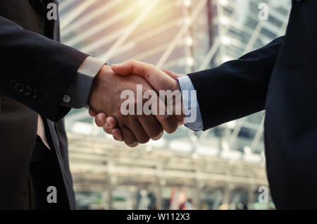 Partnerschaft. Nahaufnahme, Geschäftsmann in der modernen Anzug Hände schütteln Nach dem Beenden einer Konferenz in der Stadt, Gratulation, Erfolg, Konferenz Stockfoto