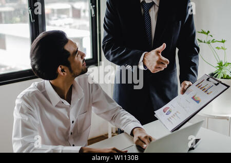 Gute Arbeit Mann. business Chef Teamleiter fördern und zeigen Daumen bis zum Ausdruck bringen positive erfolgreich junge Mitarbeiter im Tagungsraum Büro Stockfoto