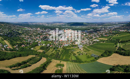Klosterneuburg Stadtbild. Ein Vorort von Wien im niederösterreichischen Weinviertel. Stockfoto