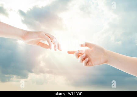 Hände und Himmel. Helfen, Geben und Nehmen, Hand Stockfoto