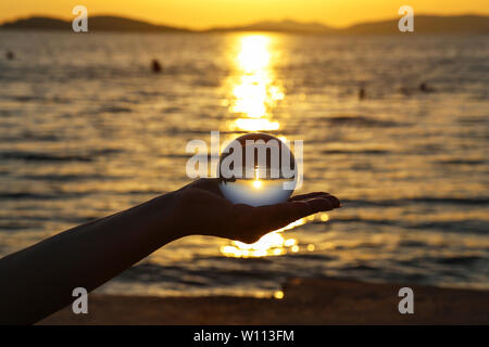 Sonnenuntergang. Glaskugel Reflexion der Meer Sonnenuntergang. Stockfoto