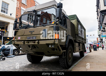 CHESTER, UK - 26. JUNI 2019: Eine Armee HX 60 4x4-Fahrzeug in Chester City stationiert für die britische Armee zu rekrutieren Stockfoto
